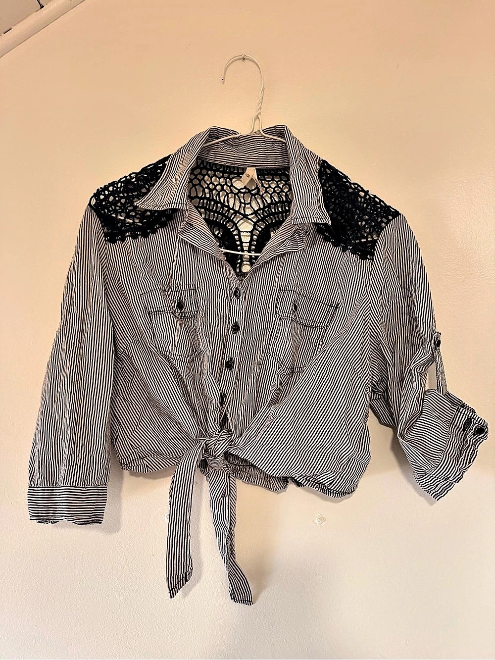 Country-Emo Cropped Black Stripped Button Up — Medium